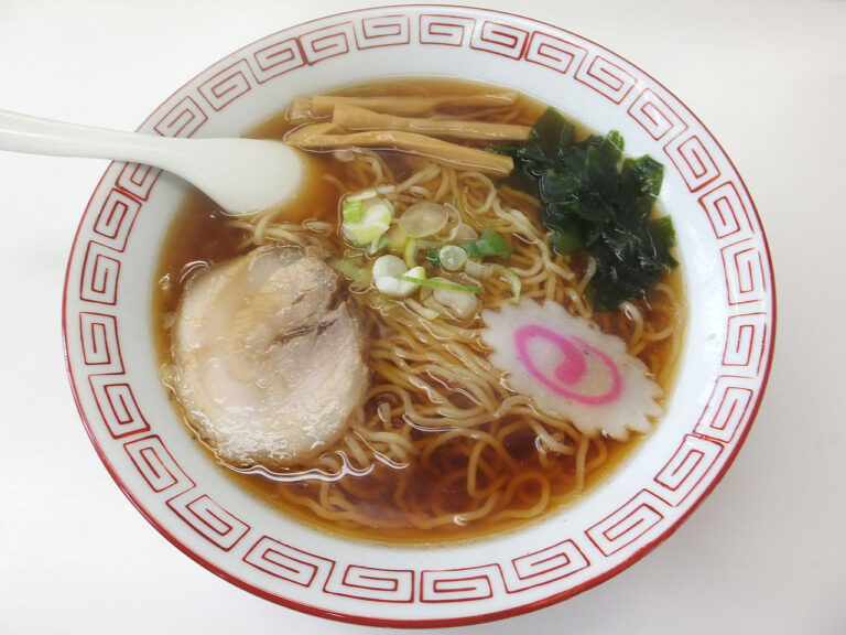Shoyu_ramen,_at_Kasukabe_Station_(2014.05.05)_1